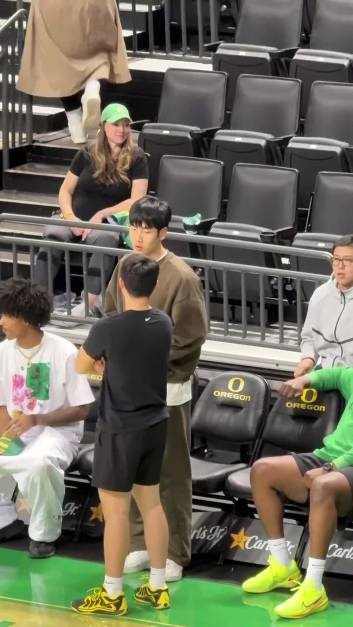 张博源访问俄勒冈大学 今日来到现场观战球队和林葳的比赛